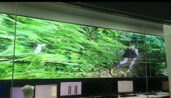 山东泰安蒙牛中控室3行X10列无缝拼接屏